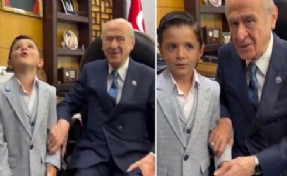 Bahçeli’ye şiir okuyup uludu: Minik öğrenciyi bir konuda uyardı