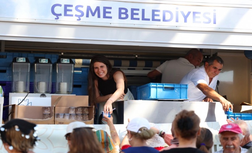 Başkan Denizli Çeşmelilere aşure dağıttı