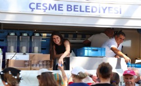 Başkan Denizli Çeşmelilere aşure dağıttı