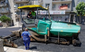 Başkan Tugay asfalt döktü