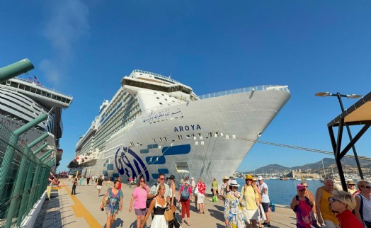 Bodrum'a 2 kruvaziyerle 4 bin 625 turist geldi