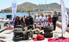 Bodrum'da denizden atık toplandı