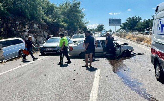 Bodrum'da feci kaza: Refüjü aşan otomobil VIP minibüsle çarpıştı