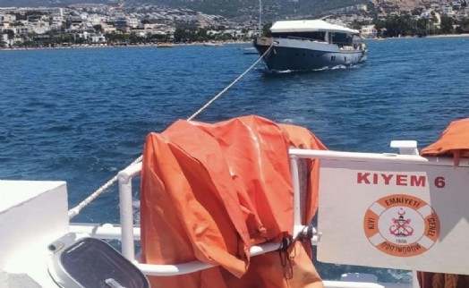 Bodrum'da makine arızası nedeniyle sürüklenen tekne kurtarıldı