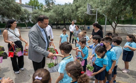 Bornovalı minik eller toprakla buluşuyor