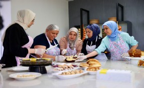 Bucalı kadınlar mutfakta hem öğreniyor hem üretiyor
