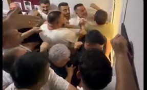 CHP İzmir'de şok görüntüler... İl Başkanvekili Aydın yumruklandı