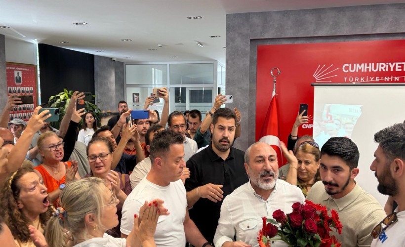 CHP İzmir'de tansiyon yükseldi: Gümrükçü cephesinin çiçek dağıtma girişimi arbedeye dönüştü!