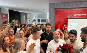 CHP İzmir'de tansiyon yükseldi: Gümrükçü cephesinin çiçek dağıtma girişimi arbedeye dönüştü!