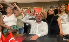 CHP İzmir'de tansiyon yükseldi: Utku Gümrükçü il binasında!