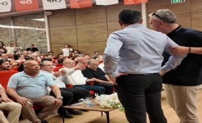 CHP'li belediye başkanı eşiyle salonu terk etti!