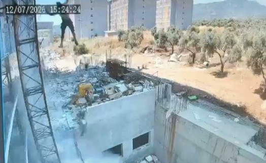 Çalıştığı inşaatta iskeleden düşen işçi kurtarılmadı; olay kamerada