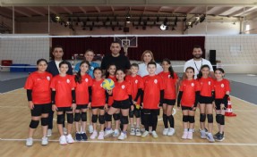 Çiğli Atatürk Kapalı Spor Salonu yenilenen yüzüyle sporculara kapılarını açtı
