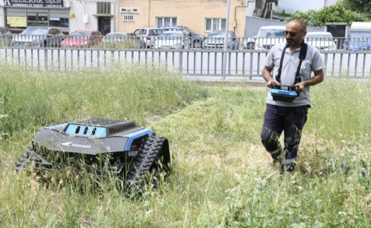 Çiğli’de temizlikte yeni dönem: Ot biçme robotu devrede