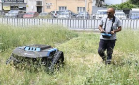 Çiğli’de temizlikte yeni dönem: Ot biçme robotu devrede