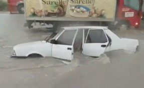 Denizli’de sağanak ve dolu yağışı, su baskınlarına neden oldu