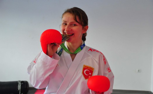 Dünya şampiyonu karatecinin azim dolu yaşam öyküsü