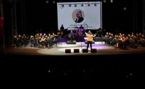 Edip Akbayram ve Volkan Konak şarkılarla anıldı