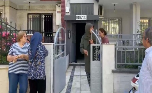 Eşini kızının önünde silahla öldürdü!