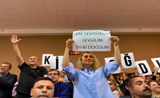 İmamoğlu doğum gününde hakim karşısında: Pankarta verdiği yanıt kahkahalara boğdu