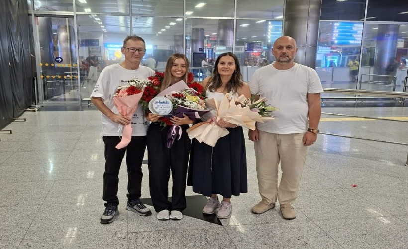 İtalya'da tarih yazan yüzücü Eda'ya İzmir'de coşkulu karşılama