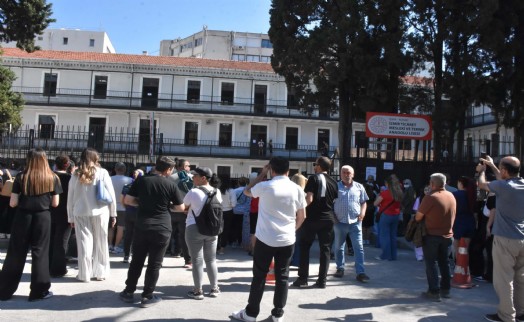 İzmir'de AYT heyecanı; veliler okul önlerinde bekledi