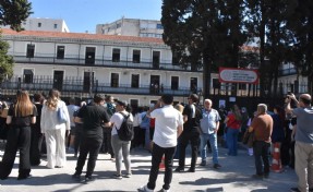 İzmir'de AYT heyecanı; veliler okul önlerinde bekledi