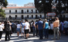 İzmir'de YKS heyecanı başladı: Yetişemeyenler kapılardan atladı!