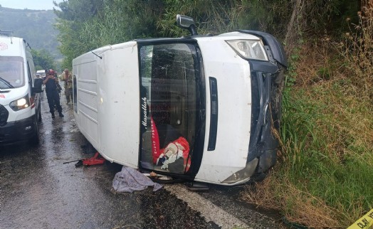 İzmir'de işçi servisi devrildi; 1 ölü, 1'i ağır 10 yaralı