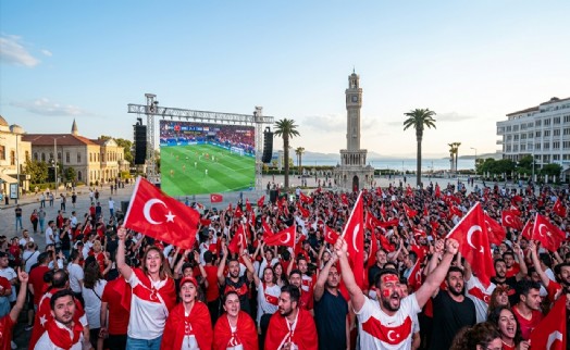 İzmir'de milli maç heyecanı: Dev ekranlar kurulacak