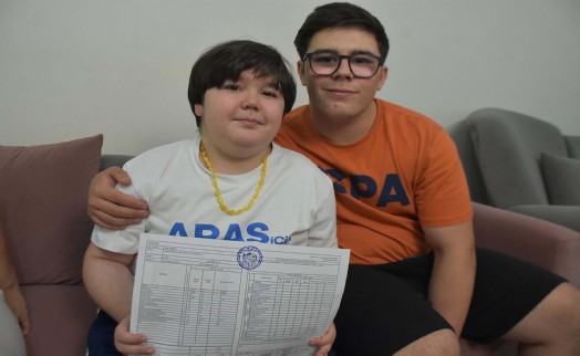 İzmir'de okula gidemeyen DMD'li Aras'ın karnesini ağabeyi aldı