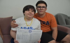 İzmir'de okula gidemeyen DMD'li Aras'ın karnesini ağabeyi aldı