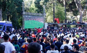 İzmir’de Dünya Kupası heyecanı meydanlara taştı