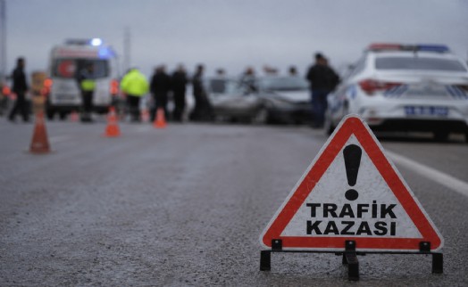 İzmir’de korkunç kaza: TIR’ın altına giren otomobilin sürücüsü can verdi!