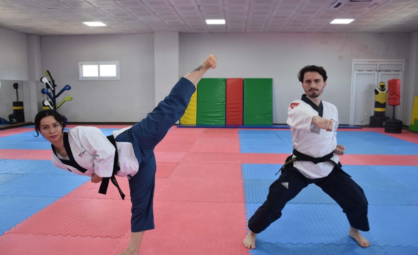 İzmirli tekvandocu çift, Londra'dan şampiyon döndü