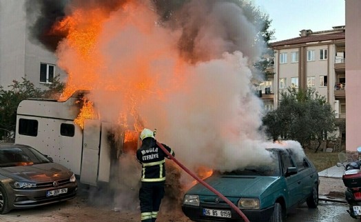 Karavandaki yangın, otomobile de sıçradı