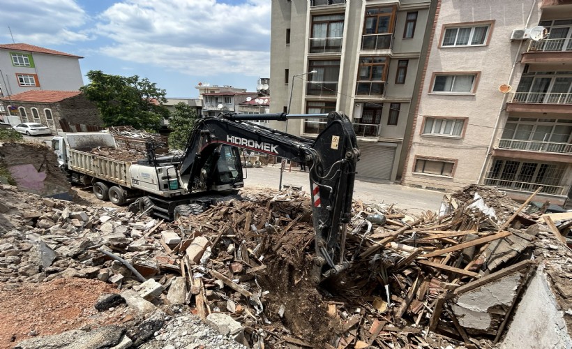 Konak’ta tehlike yaratan metruk binalar yıkılıyor!