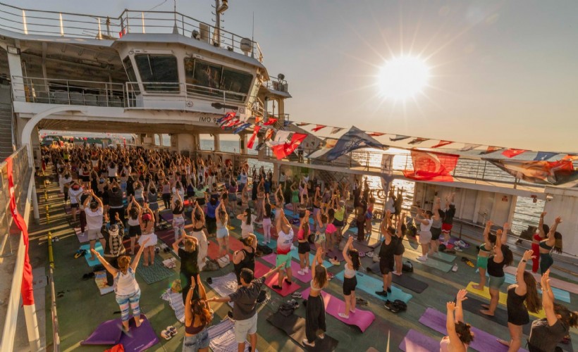 Körfez’in mavisinde 400 kişilik yoga buluşması