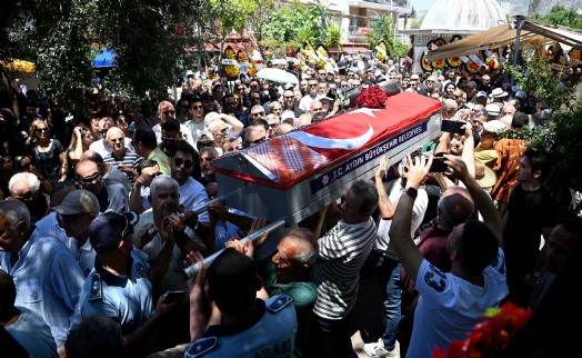 Kuşadası'nın eski Belediye Başkanı Engin Berberoğlu son yolculuğuna uğurlandı