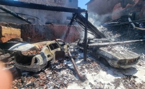 Kütahya'da yangın; 3 ev kısmen, 2 araç tamamen yandı