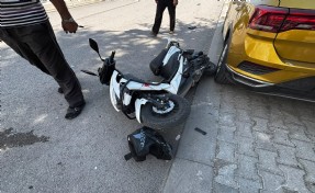 Kütahya’da otomobilin çarptığı motorlu bisikletteki anne ve oğlu yaralandı