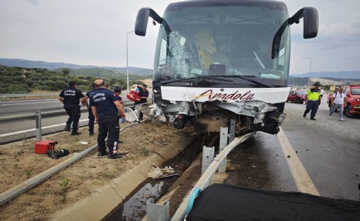 Lastiği patlayan otomobil otobüse çarptı: 9 yaralı