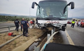 Lastiği patlayan otomobil otobüse çarptı: 9 yaralı