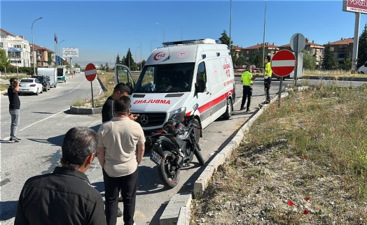 Levhaya çarpan motosikletin sürücüsü ağır yaralandı!