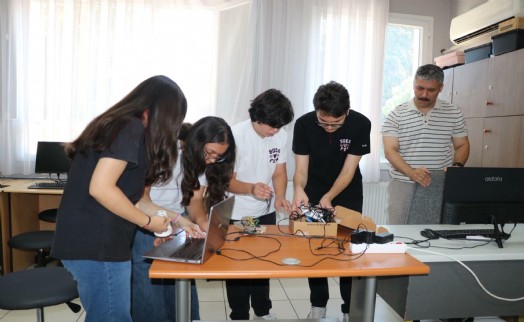 Lise öğrencileri, atık elektronik eşyalardan akıllı mikroskop üretti