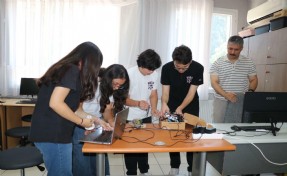 Lise öğrencileri, atık elektronik eşyalardan akıllı mikroskop üretti