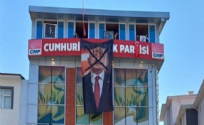 Malatya'da CHP binasında kriz! Gençlik kolları 'Hain' yazılı dev poster astı