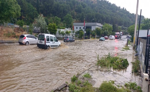 Manisa'da sağanak; sel sularının evin kapısından taştığı anlar kamerada