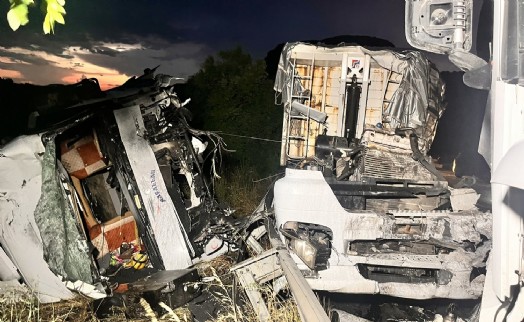 Manisa’da 2 TIR çarpıştı; 2 yaralı