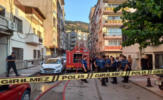 Manisa’da apartman yangını! 3 itfaiye eri yaralandı, 4 kedi can verdi